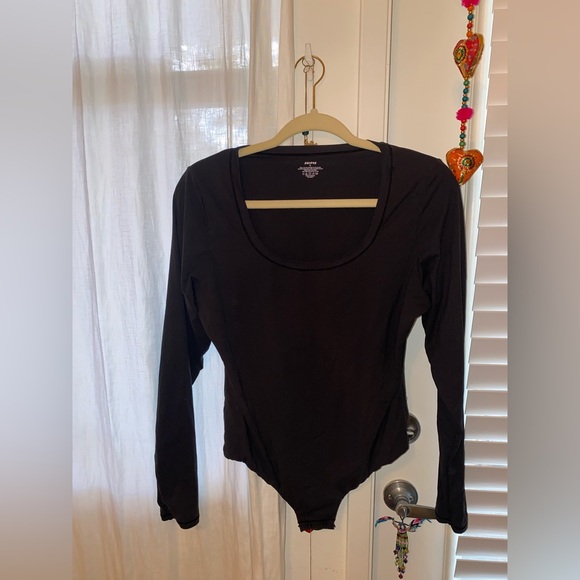 SKIMS fits everybody LONG SLEEVE SCOOP BODYSUIT in onyx - Picture 2 of 5